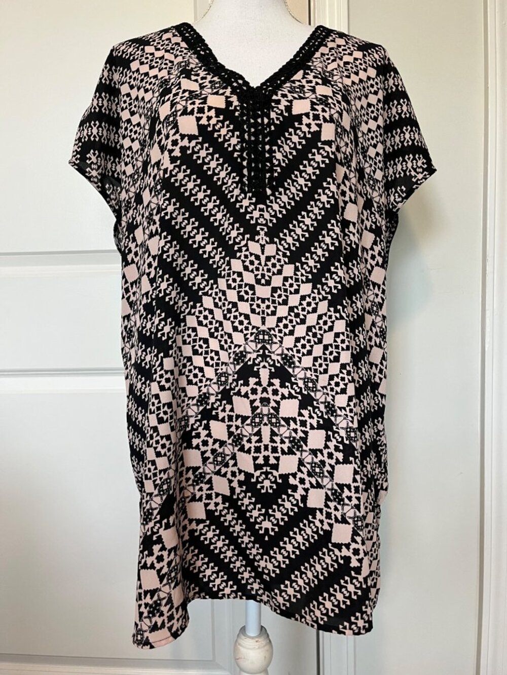Ava & Viv Womens Plus Size 2X Geometric Top Black White V Neck Lace Trim Boho